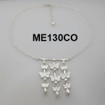 Collar de 3 barra con mariposa y perlas cultivadas de 45 cm de largo con extensión a 50 cm. 