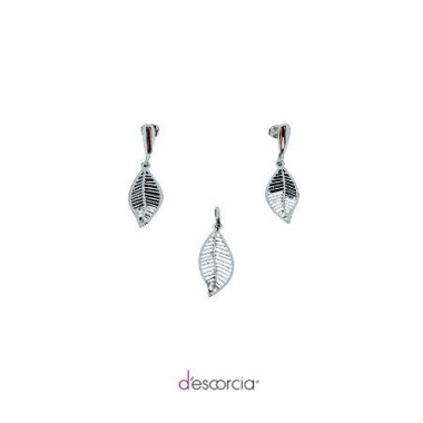 Aretes y dije de hoja calada con gota lisa.