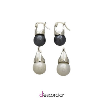 Aretes de perlas co cabuchón de plata.