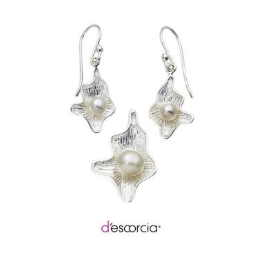 Aretes y dije de flama con perlas.