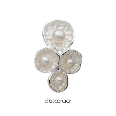 PENDAT WITH FOUR CIRCLES AND PEARLS