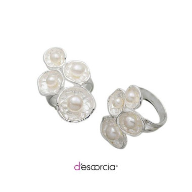 RING WITH FOUR CIRCLES WITH PEARLS
