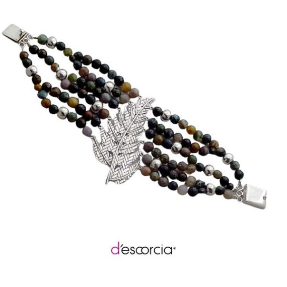 Pulsera de piedras con dije de hoja grande.