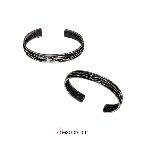 Brazalete delgado con efecto corrugado y oxidado